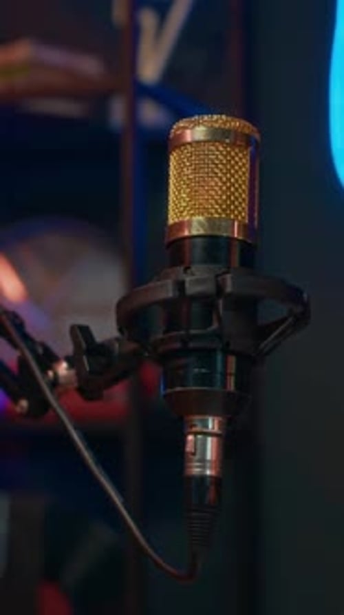 Vertical du microphone en studio pour les podcasts ou les performances