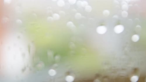 Nahaufnahme, langsam über Wassertröpfchen auf Glas zu fokussierten Tröpfchen schwenken.