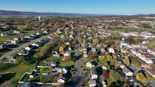 Malerisches amerikanisches Viertel mit Häusern und Häusern an sonnigen Herbsttagen. Vogelperspektive aus der Luft. Singen
