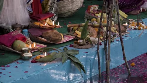 heilige religiöse Opfergaben mit Öllampe und Früchten für den hinduistischen Sonnengott beim Chhath Festival