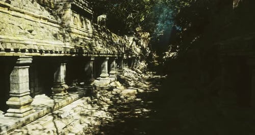 Parcourez la salle ombragée du temple avec de faibles inscriptions et une obscurité inégale