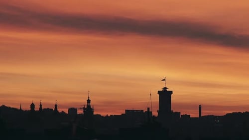 Amanecer con una vista de la silueta de la ciudad de Lviv, Ucrania