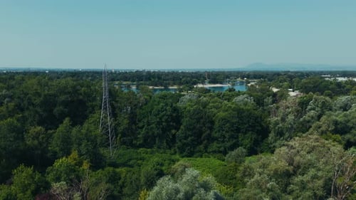 Luftbild — der leuchtend blaue Jarun-See, umrahmt von Zagrebs Waldgrenze und fernem Horizont