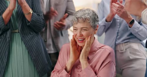 Femme d'affaires heureuse, gagnante et applaudissements lors d'une promotion, d'une réunion ou d'un succès B2B ensemble au bureau