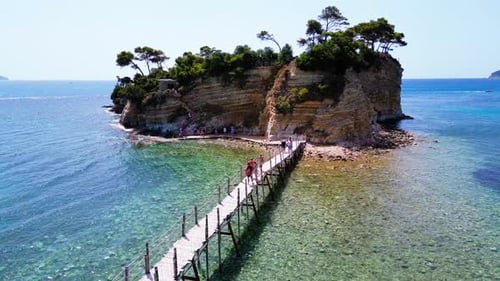 Vista aérea de la isla Tortuga de Zakynthos y un pequeño cameo en agua de mar turquesa transparente