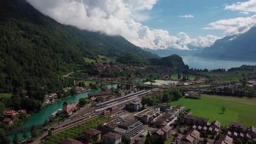 Pequena cidade nos Alpes suíços de Bernese Oberland. Foto de abertura: voo lento de boneca sobre os telhados
de I.