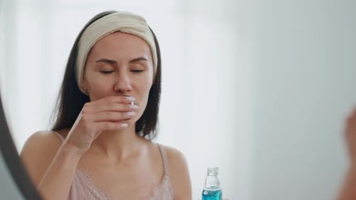 Happy Model Pouring Mouthwash Alone Anti-caries