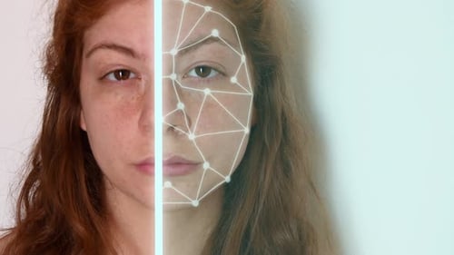 Nahaufnahme einer jungen Frau mit roten Haaren, mit einem weißen Hemd auf weißem Hintergrund, mit Gesichtsrekog