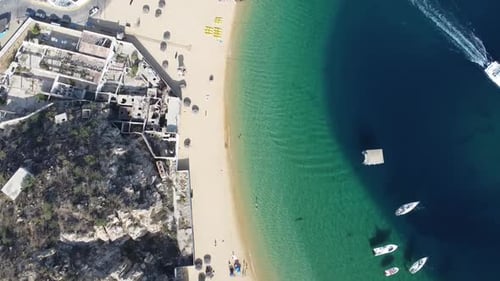 Una vista impresionante de Cabo San Lucas con aguas azul verdosas y playas de arena