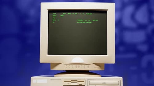 PC rétro avec console de chargement Programmeur créant des scripts, écran de base vert, ancien studio informatique