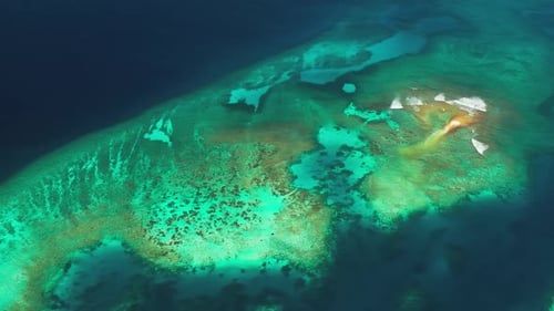 Luftaufnahme von oben auf das Korallenriff im Atoll der Malediven
