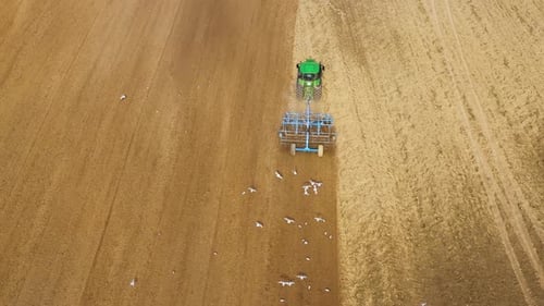 Le tracteur laboure le champ et prépare les récoltes