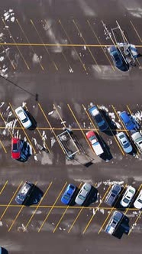 Estacionamiento para automóviles en una superficie de asfalto ubicado cerca de un centro comercial en Carolina del Sur durante