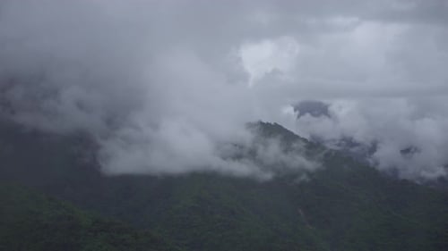 Les montagnes sont couvertes de nuages.