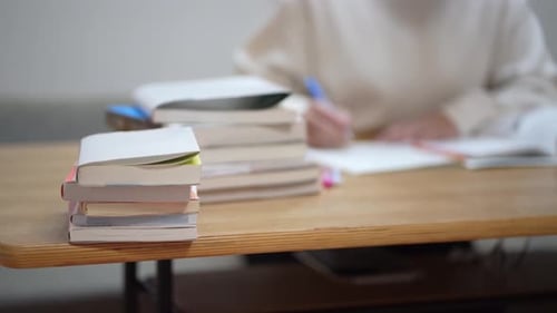 mujer que estudia en casa