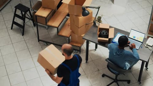 Junger Mitarbeiter, der in den Bereichen Finanzplanung und Lieferlogistik arbeitet