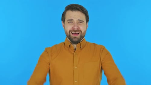 Mann schreit laut auf blauem Hintergrund, Portrait