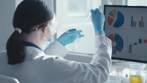 Un chercheur de laboratoire qualifié analyse des échantillons à l'aide de techniques avancées de visualisation des données créant