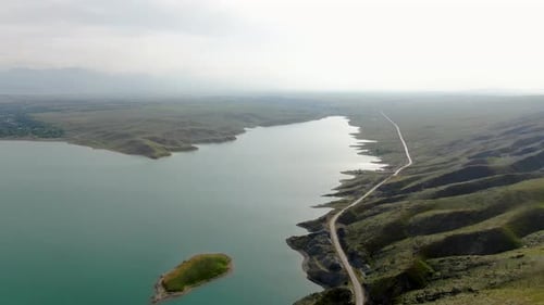 Luftaufnahme eines Stausees mit Süßwasser mit dem Berg