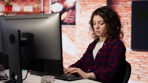 Startup-Programmierer testet und debuggt KI-Software von Unternehmen