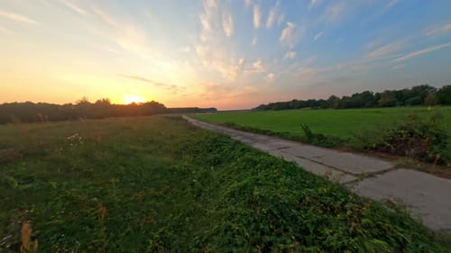 Fpv-Drohne fliegt über ländliches Feld und Straße