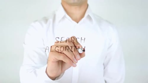 Algoritmos de búsqueda, hombre escribiendo sobre vidrio