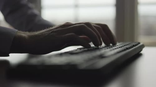Las manos escriben en el teclado de la computadora, trabajan en la oficina o en casa frente a la computadora
