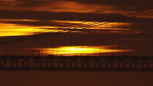 Sonnenuntergang über einer fernen Brücke