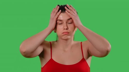 Junge Dame auf dem grünen Bildschirm zeigt negative Gefühle