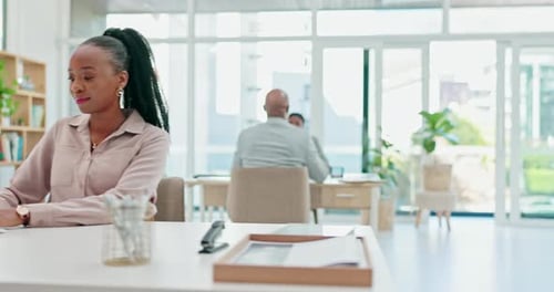 Espace de bureau, coworking et gens d'affaires au bureau travaillant sur le projet, le calendrier