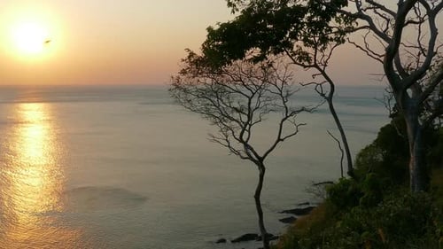 Schönheitslandschaft mit Sonnenuntergang über dem Meer