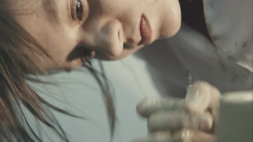 Jeune jolie potière Userdno travaillant sur un tour de potier