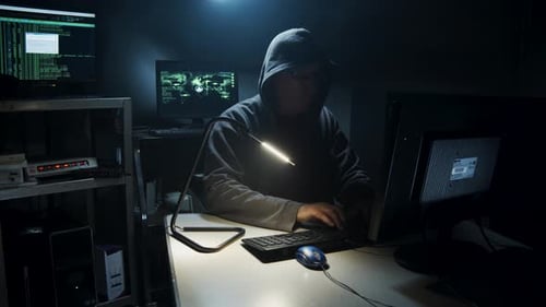 Un pirate informatique saisit du code informatique.