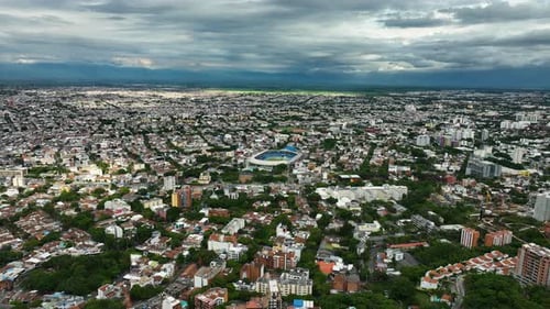 Vista aérea del paisaje urbano de Cali, Dramático atardecer en Colombia