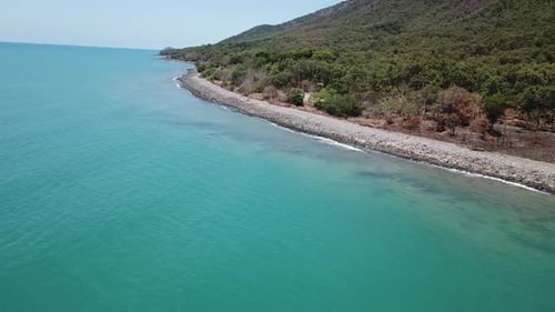 Drohnen-Luftparallaxe, tropischer Berg mit blauem Wasserstrand
