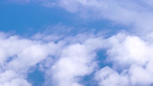 Fond de paysage de nuage blanc et de ciel bleu, mouvement de nuages de coton moelleux