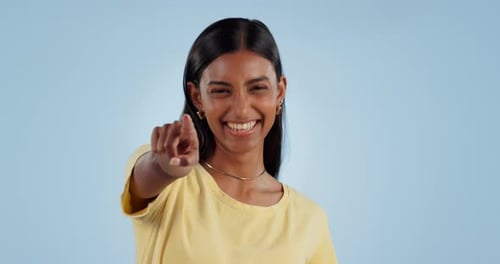 Frau, Gesicht und zeigt auf dich im Studio zur Auswahl, Entscheidung des Gewinners