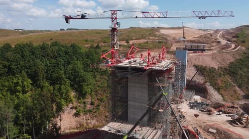 Grúa de torre cerca del soporte del puente de transporte en Ditch Hollow