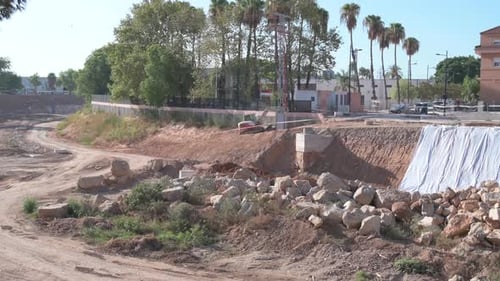 Una excavadora mueve tierra en un sitio de reconstrucción de barrancos