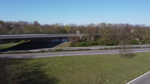 Flug über die deutsche Autobahn, die an einem sonnigen Tag wegen Corona leer ist
