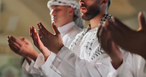 Beten, islamisch und Gruppe mit offenen Händen in der Moschee zur spirituellen Lektüre