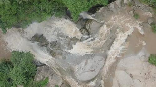 Luftbild eines fließenden Wasserstroms in einem felsigen Gelände
