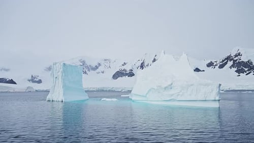Große Eisberge, Eisformationen, Drohnenaufnahme, schwimmend auf dem Meer, Meerwasser in der antarktischen Landschaft,