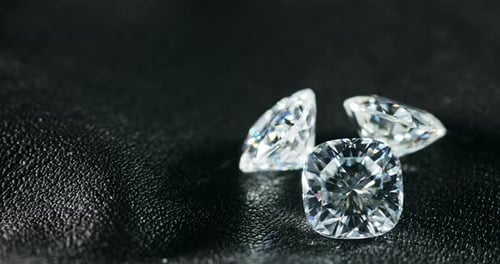 Funkelnde Diamanten auf Lederhintergrund