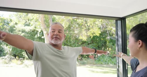 Terapeuta asiático de esfoliante, protagonista de camiseta, estendendo os braços e verificando as janelas ombro a canto