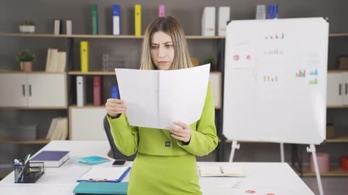 A empresária examinando o documento está com raiva.