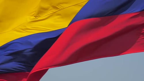 Extremnahaufnahme der kolumbianischen Flagge, die Wellen macht, wenn sie an hellen Tagen im Wind weht