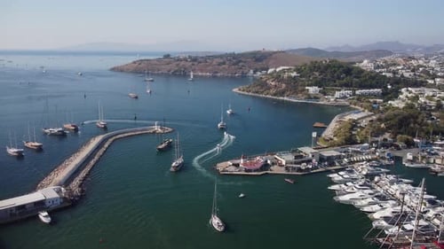 Fantastische Luftaufnahme von Yachten, die den Hafen von Bodrum in der Türkei überqueren