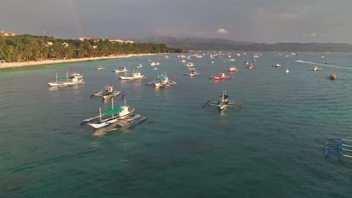 Barcos Bangka tradicionais flutuando perto da praia de Cagban, Ilha de Boracay, Filipinas