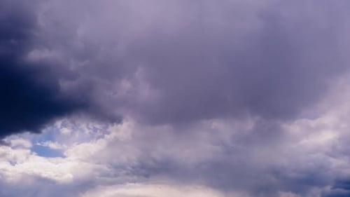 Regenwolken bewegen sich am Himmel Zeitraffer